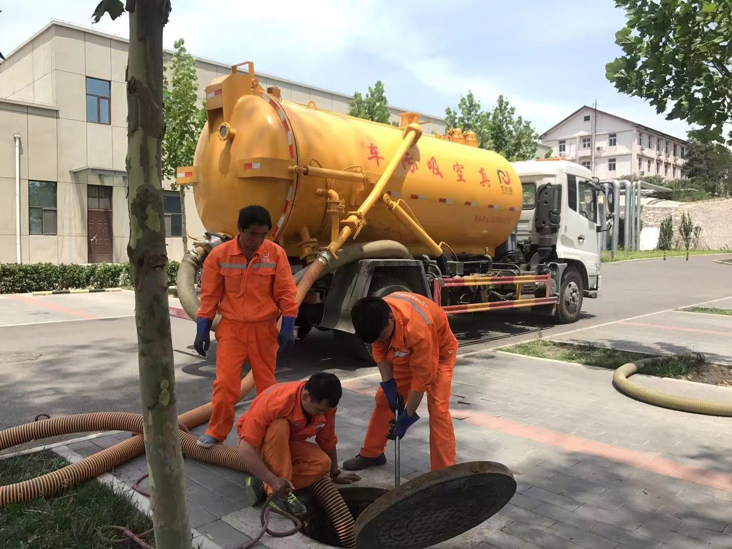 岱岳管道疏通车停在窨井附近