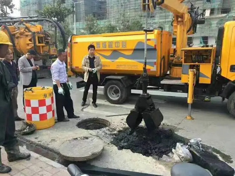 岱岳街道：网格员化身“清道夫”，为民解忧疏通“堵心”化粪池