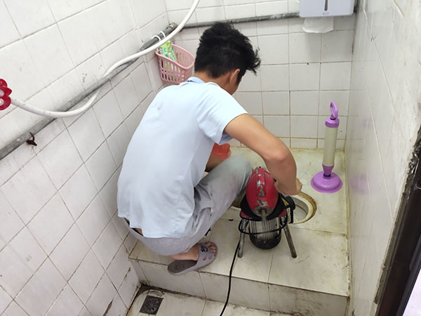 岱岳肥皂掉到马桶里把马桶堵住了怎么办？马桶堵住了怎么办