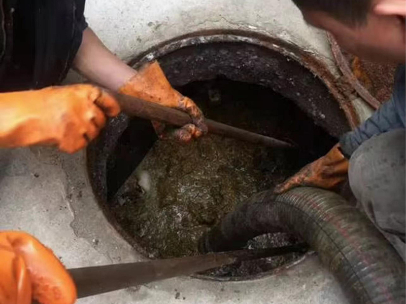 岱岳清理化粪池时如何避免沼气的危害？